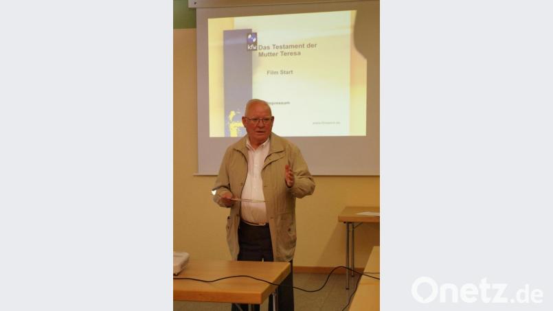 Pfarrer Wölfel bei seinem Vortrag über Mutter Teresa bei der KAB in Pechbrunn. Bild: fppö