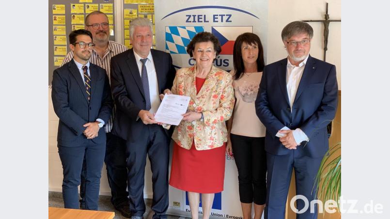 Euregio-Egrensis-Präsidentin Birgit Seelbinder (Dritte von rechts) überbringt den Zuwendungsbescheid, der sich auf eine Zuschusshöhe bis maximal 6817 Euro bezieht. Bürgermeister Günter Stich (Dritter von links) und sein tschechischer Kollege Jan Opl (links) freuen sich über die erste schnelle Förderung. Mit im Bild Rektor Gerhard Steiner (Zweiter von links) und zweiter Bürgermeister Rozšafný Oldřich (rechts) mit Hana Mitrovská von der Gemeindeverwaltung Tlučná. Bild: mef