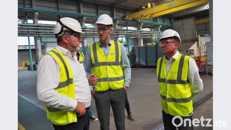 BA-Vorstand Daniel Terzenbach (Mitte) wird von Pilkington-Werksleiter Reinhold Gietl (links) durch den Betrieb geführt. Mit dabei auch Arbeitsagenturchef Thomas Würdinger Bild: Bühner