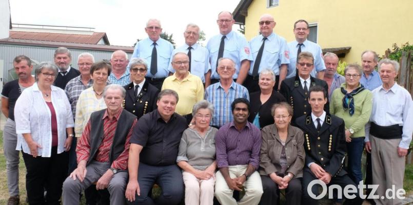 Barbara Schießl (sitzend Mitte) aus Wölsendorf durfte bei der Feier zu ihrem 80. Wiegenfest bei Tochter Martina und Schwiegersohn Hubert in Grafenricht viele Hände schütteln. Glückwünsche überbrachte Pfarrvikar Joseph Kokkoth (rechts daneben) für die Pfarrei Schwarzenfeld. Bürgermeister Hans Gradl (links daneben) gratulierte im Namen der Gemeinde Schwarzach. Bild: ohr