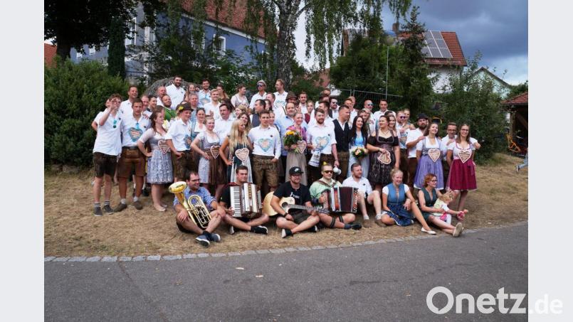 So viele Kirwaleute: 19 aktuelle und 15 ehemalige Paare tanzten am Sonntag in Ammerthal um den Baum. Bild: oe