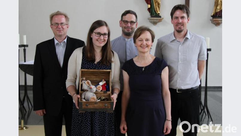 Pfarrgemeinderatssprecher Reiner Hofmann, Maria Meyer, Pfarrer Dominik Mitterer, Gemeindereferentin Regina Probst und Kirchenpfleger Stefan Hüttl (von links) bei der Verabschiedung der Pastoralpraktikantin. Bild: exb