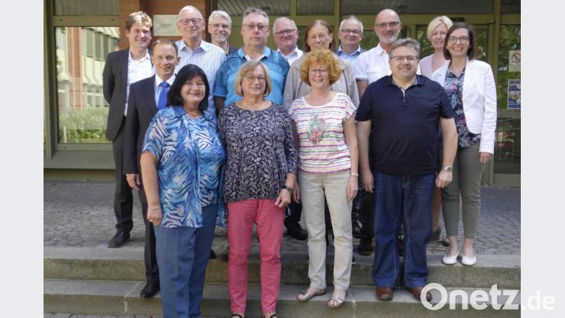Bürgermeister Jens Meyer (Zweiter von links) verabschiedet zusammen mit den Dezernenten städtische Bedienstete. Bild: Stadt Weiden