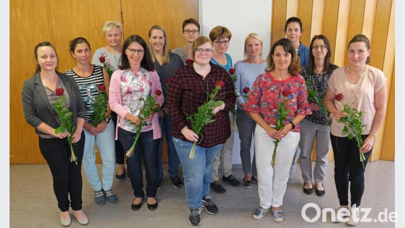 Die 13, eine Glückszahl für den Katholischen Frauenbund. So viele neue Mitglieder wurden in die Gemeinschaft aufgenommen, mit Rosen, Abzeichen und einem Willkommensgruß. Bild: nm Bild: nm