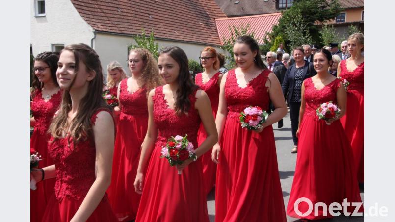 Ein Blickfang waren die 15 Schwarzenbacher Festdamen. Bild: kro
