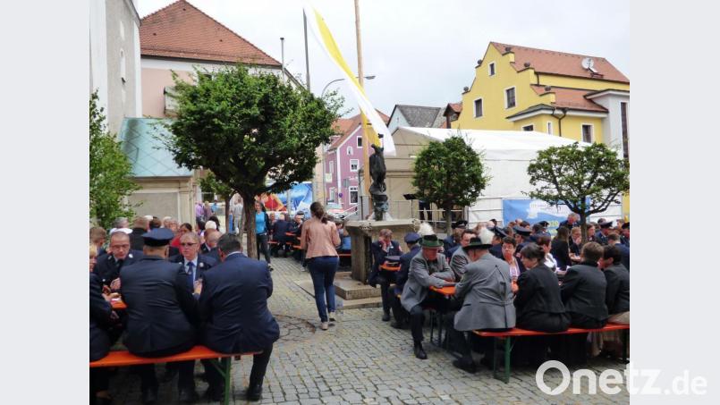 Groß ist der Zuspruch der Besucher beim diesjährigen Pfarrfest. Schon beim Frühschoppen kommen viele nette Gespräche zustande. Bild: mng