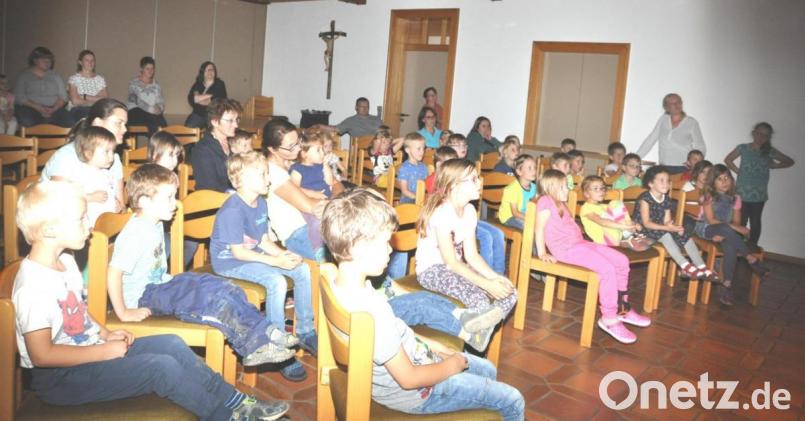 Die Kinder der Krabbelgruppe und des Kinderhauses &quot;St.Martin&quot; sind vom Kasperltheater im Pfarrheim begeistert. Die Drittklässler zeigen das von Judith Winderl einstudierte Stück am Jodokritt-Sonntag noch zwei Mal im Pfarrheim. Bild: es