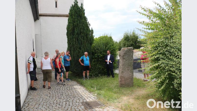 Der Bonifatiusstein ist ein seltenes Zeugnis alter Missionsarbeit mit wechselhafter Geschichte. Die typischen Zeichen, die verbundenen Räder mit dem Kreuz, sind trotz starker Verwitterung noch zu erkennen. Bild: rpp