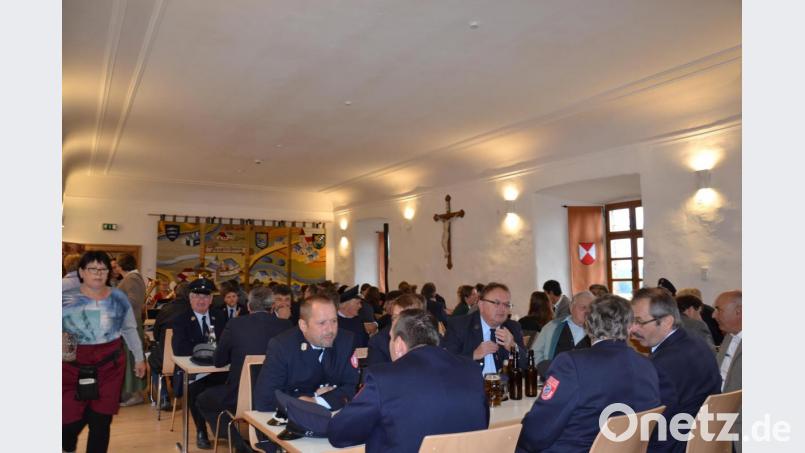 Beim anschließenden Frühschoppen war der Festsaal überfüllt. Die Anwesenden bewunderten den von Künstlerin Lilo Fischer gewebten Wandbehang im Hintergrund im Festsaal. Bild: gi