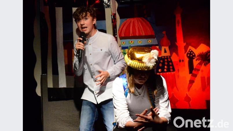 Aladdin (Ariane Schwemin) ist verzweifelt. Seine Wunderlampe wurde ihm gestohlen. Rapper Jakob Engel fasst den Fortgang musikalisch zusammen. Bild: Kunz