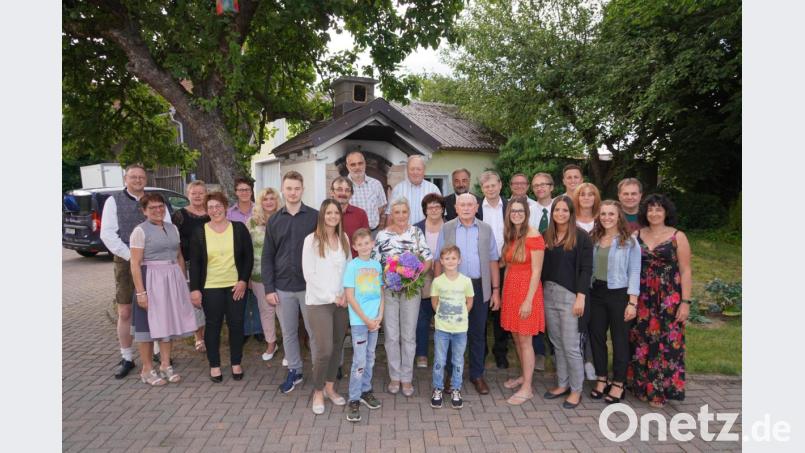 Josef Dobmeier (vorne Mitte) feiert mit Freunden und Familie 80. Geburtstag. Bild: fvo