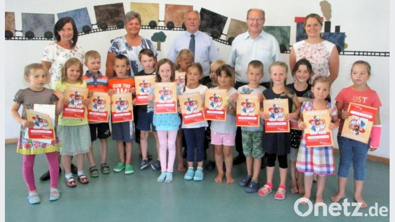 Stolz zeigen die Kinder ihre Urkunden. Mit ihnen freuen sich (von links) Kursleiterin Claudia Röhrer, Leiterin Sabine Galli, Hans Luschmann von der Sparkasse, 3. Bürgermeister Hubert Blödt und Julia Wolfsteiner. Bild: bjo