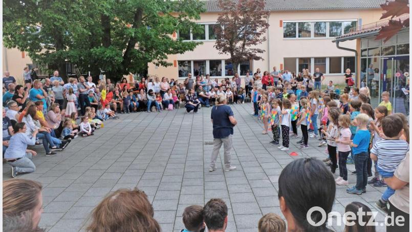 Interessiert verfolgten viele Zuschauer die Auftritte der Schüler im Pausenhof. Bild: twi