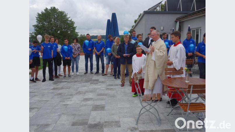 Pfarrer Hermann Sturm spendete der neuen Terrasse und dem Sportplatz den kirchlichen Segen. Bild: tra