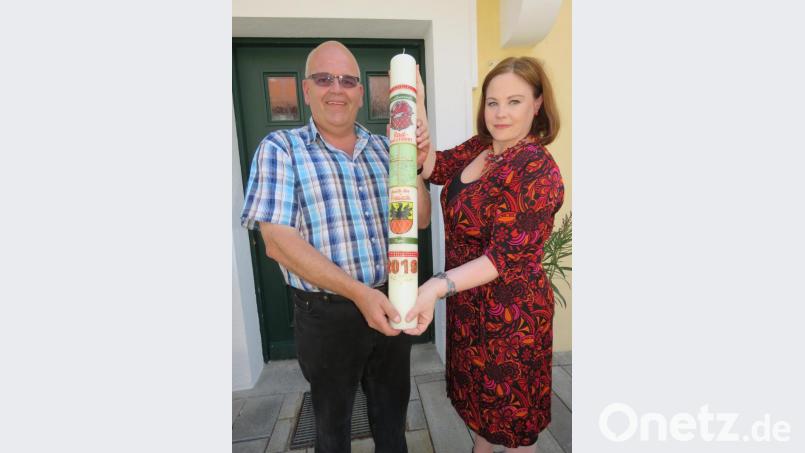 Maria Heinrich, Kerzendesignerin aus Waldsassen, hat für den Markt Neualbenreuth eine Wallfahrtskerze für die erste Wallfahrt von Neualbenreuth aus kreiert. Jetzt hat sie Bürgermeister Klaus Meyer die Kerze vorbeigebracht. Bild: ubb