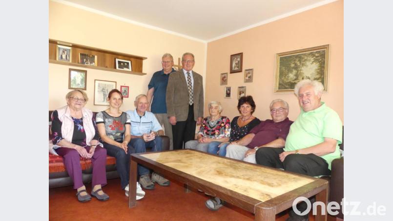 Josef Roth (Dritter von links) feiert mit Bürgermeister Klaus Lehl (stehend, von rechts), Seniorenbeauftragtem Udo Müller, (von rechts) Manfred Neumann, Arnold Mirwald (beide Katholischer Männerverein), Edeltraud Gradl (Gesellschaft "Frohsinn"), Ehefrau Anna-Maria sowie (von links) Schwester Rosa und Tochter Christine seinen 80. Geburtstag. Bild: rn