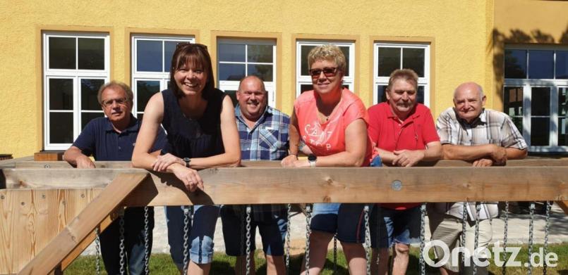 Die Patenschaft der Pressather SPD für den Spielplatz am Weihertürl geht in die Verlängerung: Auch nach der Umgestaltung zum Generationenspielplatz will sich der Ortsverein (Zweite von links: Vorsitzende Sabine Eichermüller) um die Anlage kümmern. Bild: bjp