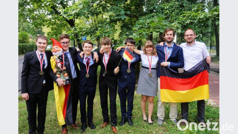 Die Vizeweltmeister freuen sich über ihre Medaillen (von links): Jonas Landgraf (Teamleiter), Frederik Gareis, Fabian Henn, Fabio Briem, Berin Becic , Saskia Drechsler, Michael Steck (Teamleiter) und Florian Ostermeier (Leiter des nationalen Wettbewerbs GYPT). Bild: Timotheus Hell