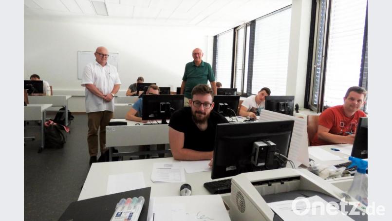 Die Studiendirektoren Hartmut Seidler (Fachberater für besondere Aufgaben, stehend links) und Dr. Hermann Körner (stellvertretender Schulleiter, stehend Mitte), freuen sich, in den EDV-Schulen nun auch den begehrten Berufszweig &quot;Informatiktechniker&quot; anbieten zu können. Bild: Ulla Britta Baumer