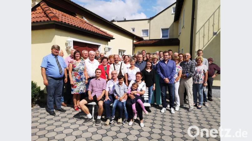 Das Geburtstagskind Josef Hummer (vorne, Zweiter von links) feiert mit seinen mit seinen Gästen und Familie um Enkelsohn Stefan, Lebensgefährtin Elfriede und deren Enkel Raphael und Hannah sowie Sohn Rogar, Tochter Dagmar, Schwiegertochter Rita, Sohn Thomas und Enkelin Judith. Bild: ela