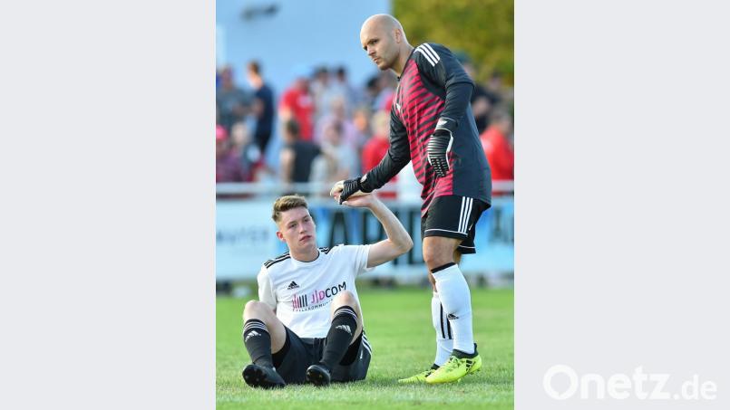Weidens Keeper Matthias Götz (rechts) musste Lukas Wiesnet von der SV Grafenwöhr nach Spielschluss trösten. Bild: A. Schwarzmeier
