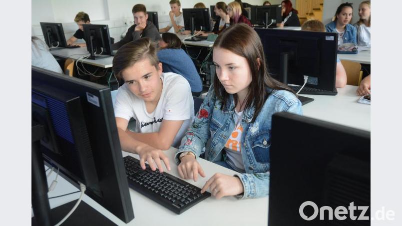 Bei dem Digi-Workshop in der Lobkowitz-Realschule durften die Schüler in Workshops selbst tätig werden und sich ausprobieren. Bild: Gabi Schönberger
