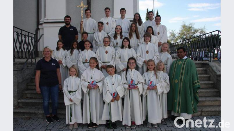 Die neuen Ministranten Sophia Gleißner, Tim Kellner, Nina Löw und Anna Zwerenz (vorne – ab Zweite von links) wurden von Pater Martin (rechts) vorgestellt. Betreut werden die Minis von Silke Bächer und Markus Konz. Bild: wro