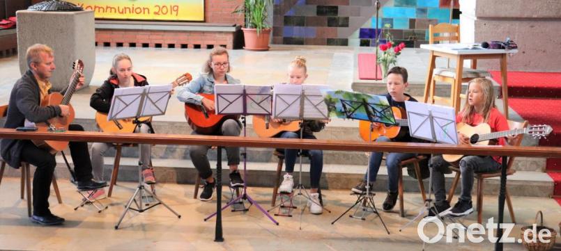 Auch musikalisch gestalten die Mädchen und Jungen den Gottesdienst. Bild: myd