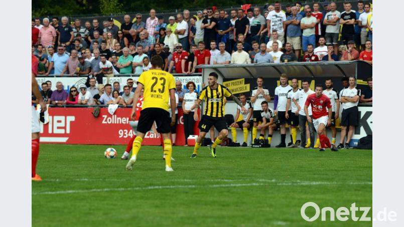 Da wurde es ziemlich eng im Stadion: Die offizielle Zuschauerzahl beim Bayernliga-Derby DJK Vilzing (gelbe Trikots) gegen den ASV Cham lag bei 2800. Bild: exb