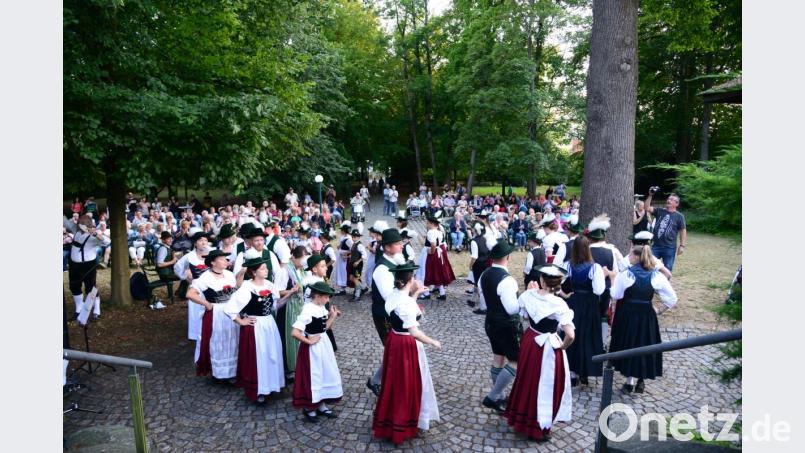 Beim "Mühlradl" wird der Kreis der Tanzpaare unter den Klängen der Steirischen von Florian Lutz immer enger bevor er sich dem Ende des Tanzes zu wieder erweitert. Bild: bey
