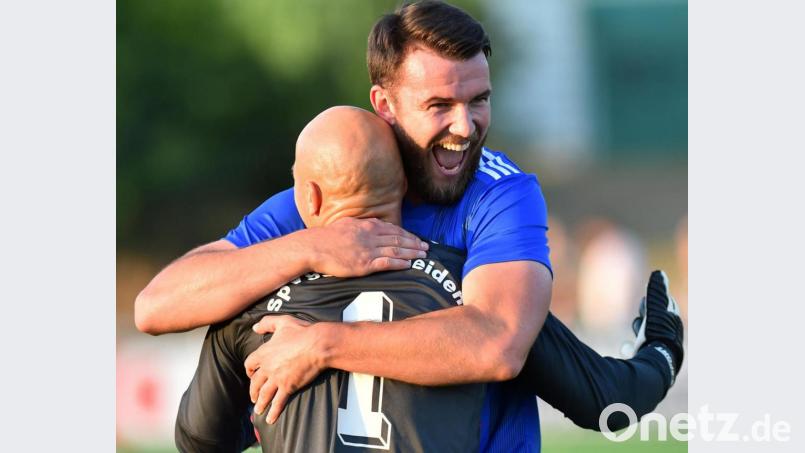 Weidens Keeper Matthias Götz (vorne) hatte allen Grund, sich bei Ludvig Tuma für dessen Siegtreffer zu bedanken. Bild: A. Schwarzmeier