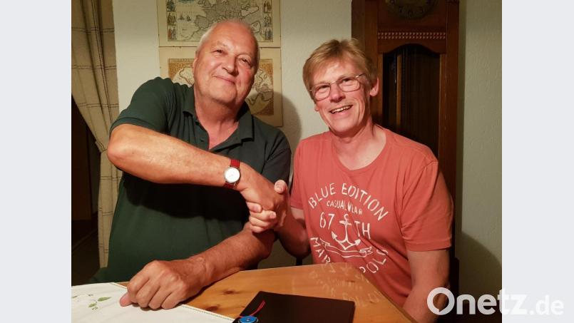 "Amtsübergabe" bei der Tischtennis-Abteilung des TSV Waldershof: Manfred Jost (rechts) folgt Peter Wildgans (links) nach. Bild: fdi