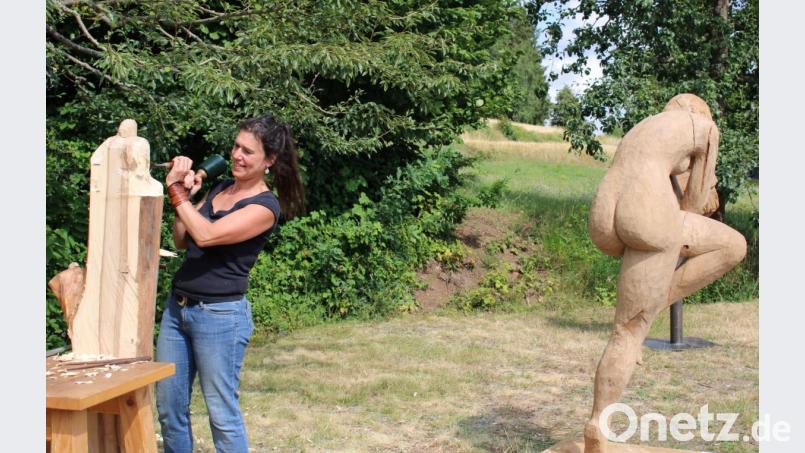 Bildhauerin Martina Kreitmeier führte ihre Arbeit vor und gestaltete eine Holzskulptur. Bild: kar