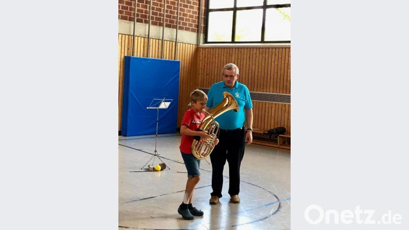 Instrumentenkunde der praktischen Art erleben die Grundschüler beim Aktionstag. Bild: myd
