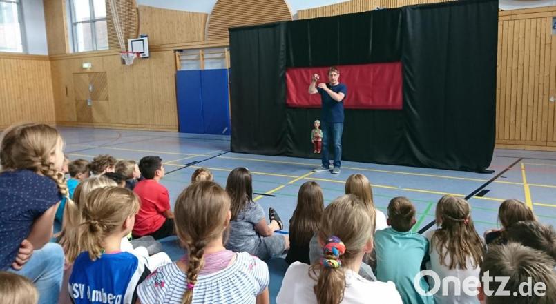 Ausführlich und anschaulich erklärte Andreas Bille den Kindern nach der Vorstellung seine Marionetten und die Technik, die hinter Bild und Ton steckt. Bild: exb
