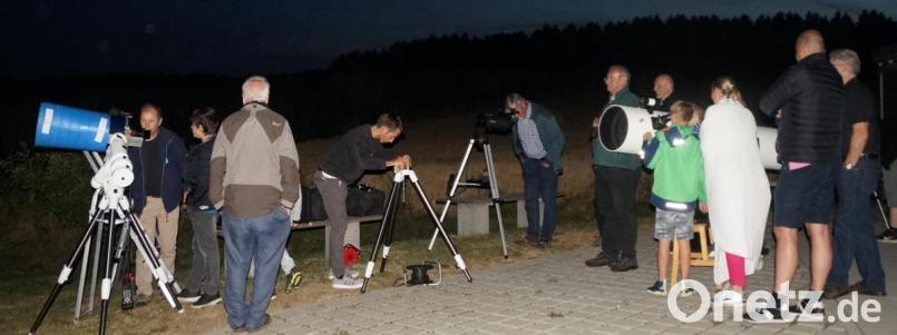 Ab 22 Uhr ging es los mit der Verdunkelung des Mondes. Viele Freunde der Astronomie beobachteten die astronomische Besonderheit auf der Anlage der Sternwarte. Bild: weu