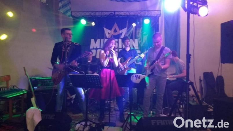 Die fünf Jungs von &quot;Mission Possible&quot; rocken mit Sängerin June Valentine den Festsaal am Kommunbrauhaus. Bild: gz