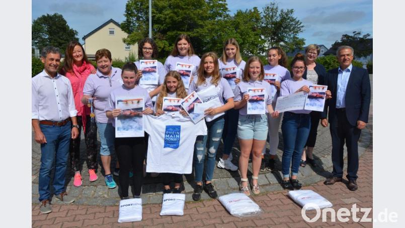Geehrt und mit Geschenken belohnt wurden am Mittwochvormittag die vielfach erfolgreichen Schwimmerinnen der Mittelschule Mitterteich. Den erfolgreichen Mädchen gratulierten (von links) Leitender Schulamtsdirektor Rudolf Kunz, Elternbeirätin Birgit Bleistein und Trainerin Brigitte Pfennig sowie (von rechts) Bürgermeister Roland Grillmeier und Schulleiterin Gisela Kastner. Bild: jr