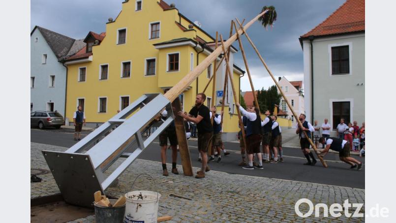 Unheilvoll ziehen dunkle Wolken auf. Die Pressather Burschen lassen sich die Laune trotzdem nicht verderben. Bild: sne