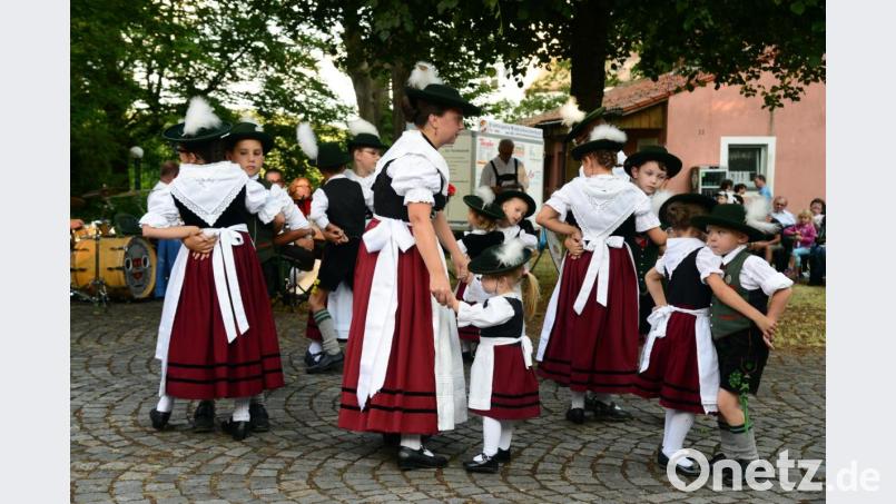 Beim "Howansog", frei übersetzt "Hafersack" muss bei den Jüngsten schon manchmal die Mama tänzerische Hilfeleistung geben, schließlich war die jüngste Tänzerin erst drei Jahre alt. Bild: bey