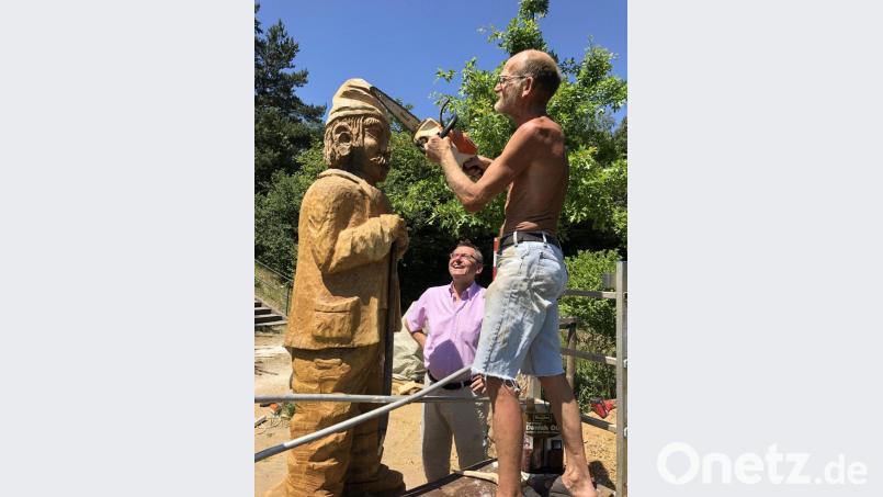 Bürgermeister Josef Gilch besucht den Carver Karl-Heinz Stoiber, der am Meilerplatz einen lebensgroßen Köhler aus einer alten Eiche gestaltet – mit Hilfe von ungewöhnlichem Schnitz-Werkzeug. Bild: wec