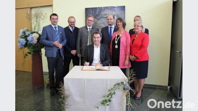 Ministerpräsident Markus Söder trägt sich in das Goldene Buch der Stadt Maxhütte-Haidhof ein. Bild: exb/Angelika Niedermeier