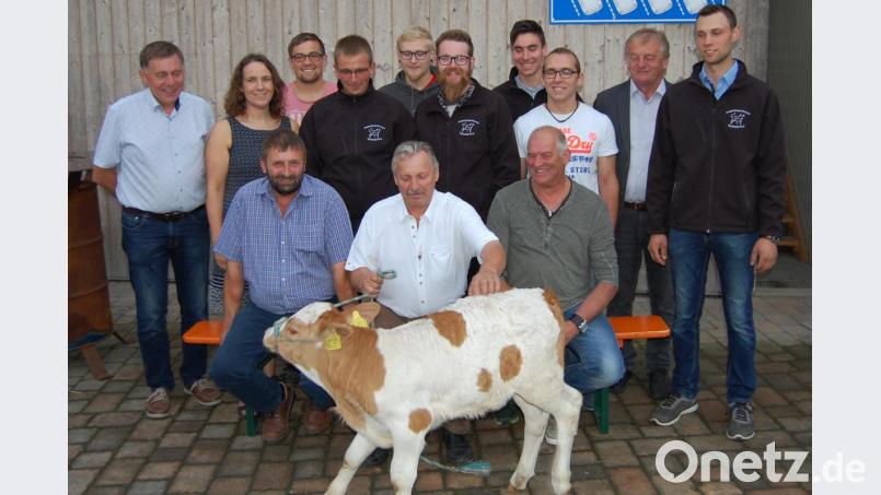 Beim Festakt in Oed feiern Gründungsmitglieder, Vorstand und Ehrengäste: Martin Deubzer (Burkhardsreuth), Günther Rodestock (Rothenstadt) und Georg Haberkorn (Obertresenfeld, von links, sitzend) sowie Zuchtleiter Dr. Thomas Nibler, Andrea Hefner vom Besamungsverein Neustadt/Aisch, Michael Höcherl (Kirchendemenreuth), Sebastian Mois (Denkenreuth), Martin Frank (Steinreuth), Michael Strobl (Wendersreuth), Johannes Wittmann (Ilsenbach), Thomas Hösl (Steinreuth), RZO-Vorsitzender Erich Pilhofer und Vorsitzender Peter Hammer (Großenschwand, von links, stehend). Bild: sm