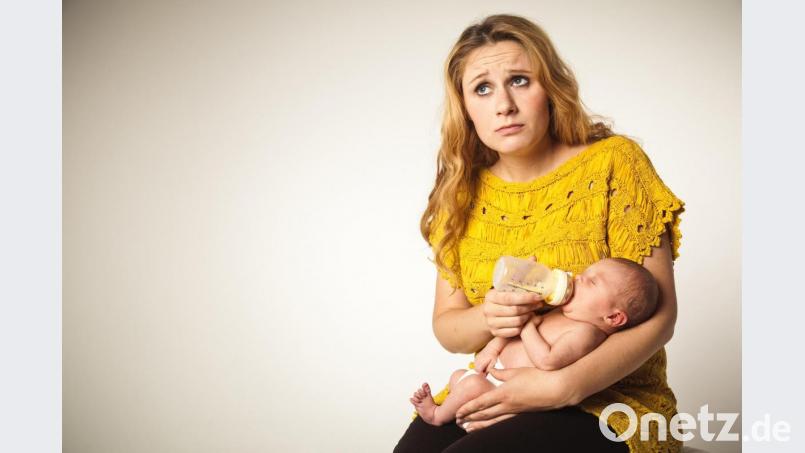 Nur nicht verzagen, wenn es mit dem Stillen nicht klappt. Oft helfen schon ein paar wertvolle Tipps zur Stillposition. Bild: Kristin Gründler – stock.adobe.com