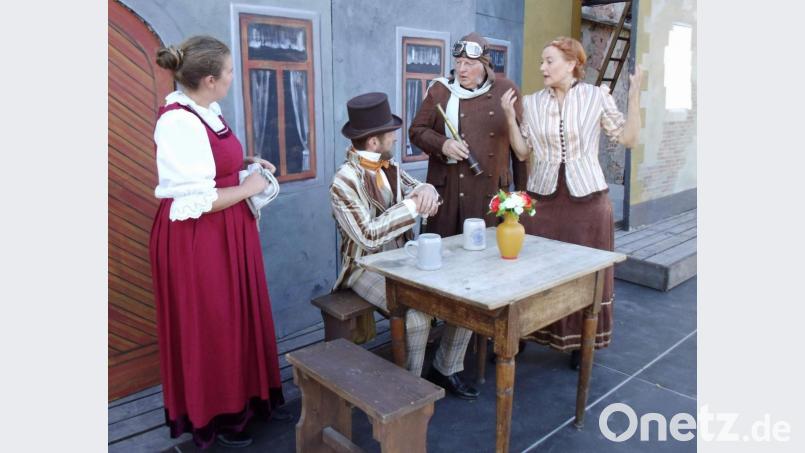 Zum 8. Mal präsentiert der Festspielverein ab heute auf der Freilichtbühne im Hof des Pflegschlosses die „Hirschauer Stückl-Festspiele“. Auf dem Spielplan steht das Volksstück „Die Erbschaft“. Und wenn es um eine Erbschaft geht, sind Konflikte und Intrigen vorprogrammiert. V. l.: Corinna Falk (Wirtin Maria), Christian Gnan (Dr. Thieme), Roland Fritsch (Herr Buche) und Kerstin Ackermann (Frau Wilhelm). Bild: u