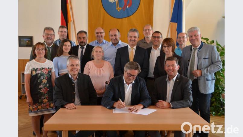 Im Vohenstraußer Rathaussaal haben sich die Vertreter der Kommunen zur Gründung der ILE (Integrierte Ländliche Entwicklung) im östlichen Landkreis Neustadt/WN zusammengefunden, einen Vorstand ernannt und die Satzung unterzeichnet. Eslarns Bürgermeister Reiner Gäbl (sitzend, Mitte) wird Vorsitzender. Der Pleysteiner Stadtbürgermeister Rainer Rewitzer (rechts) und Flossenbürgs Marktoberhaupt Thomas Meiler (links) Stellvertreter. Bild: dob