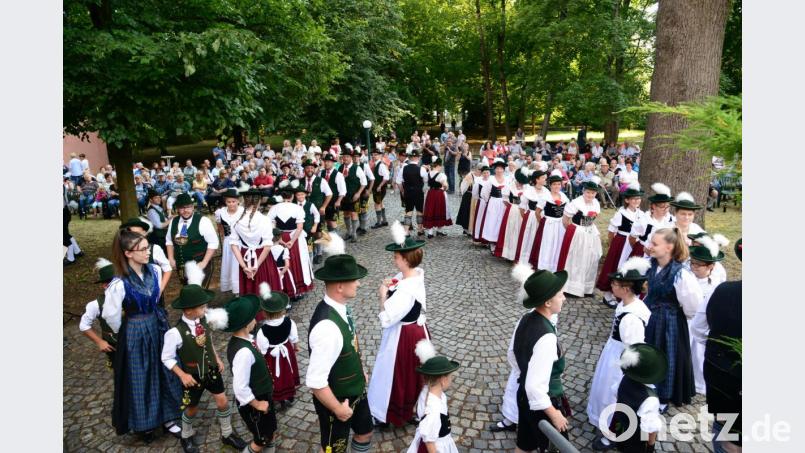 Beim Aufmarschtanz mit Tänzerinnen und Tänzer des Gebirgs- und Volkstrachtenvereins "D´Waldnaabtaler" Windischeschenbach und Neuhaus bietet sich die vielen Besuchern im Park der Stützelvilla eine knappe Viertelstunde lang ein farbenprächtiges und sich ununterbrochen in Bewegung befindliches Bild. Bild: bey