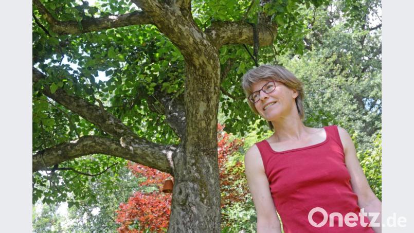 Susanne Schwab hat in ihrem eigenen Garten auch alte Bäume und bietet so viele Lebensräume für Vögel und Insekten. Bild: Gabi Schönberger