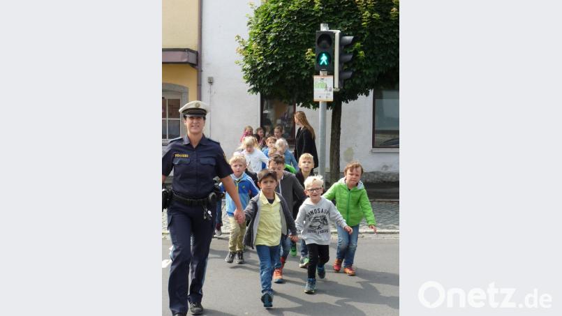 Polizeimeisterin Ramona Weiß zeigte den Kindern, wie man sicher über die Straße kommt. Bild: fpoz