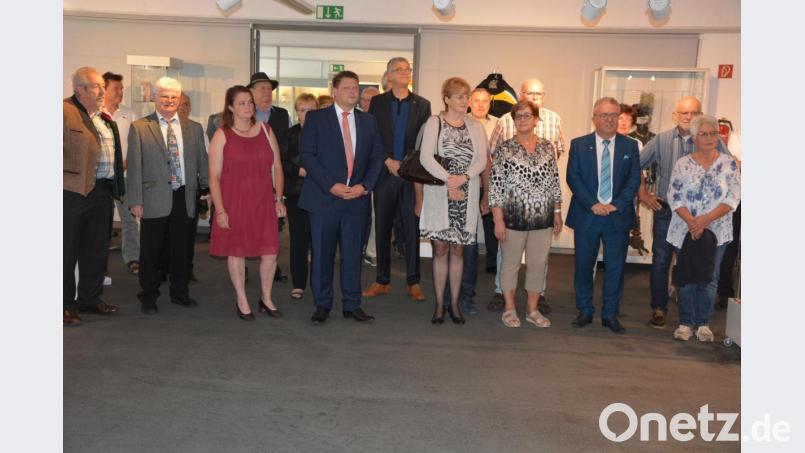 Zahlreiche Gäste waren am Mittwochnachmittag zur Ausstellungseröffnung ins Museum Mitterteich gekommen, unter ihnen auch Bezirksrat Toni Dutz (Vierter von rechts). Bild: jr